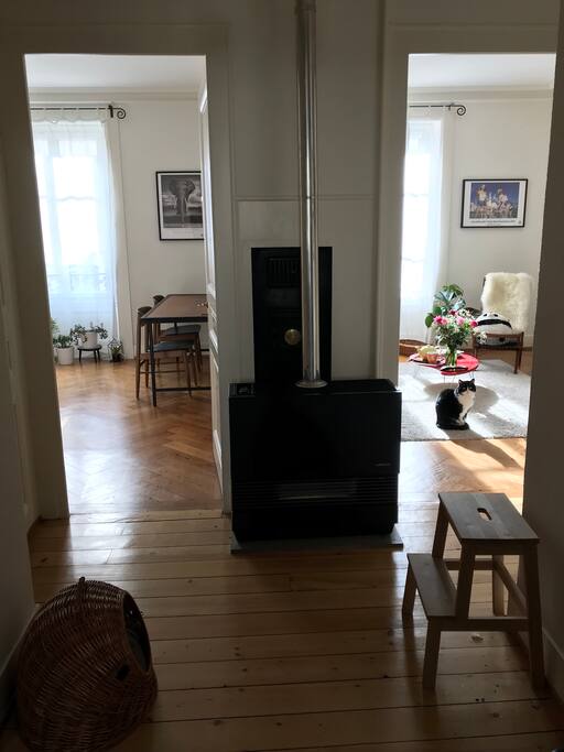 A gauche le salon/ bureau