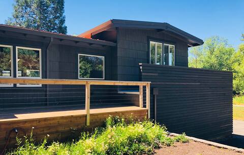 West Linn Countryside: Tranquil & Close-in w/ Spa!