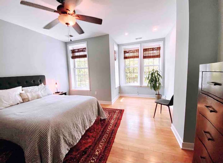 Огромна, релаксираща основна спалня за перфектен нощен сън.  Разполагаше със собствена баня. 