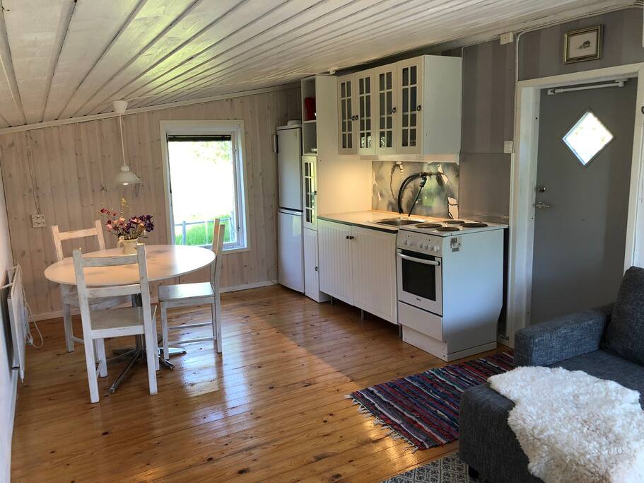 Fullt utrustat kökspentry med matbord.