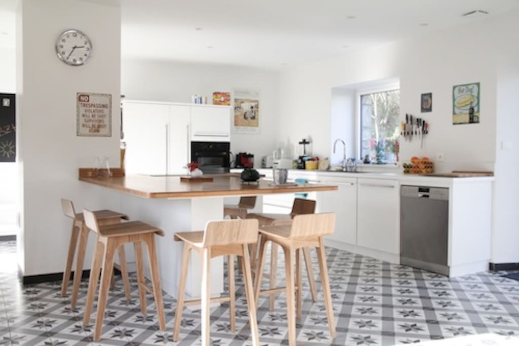 La grande cuisine conviviale avec 6 tabourets