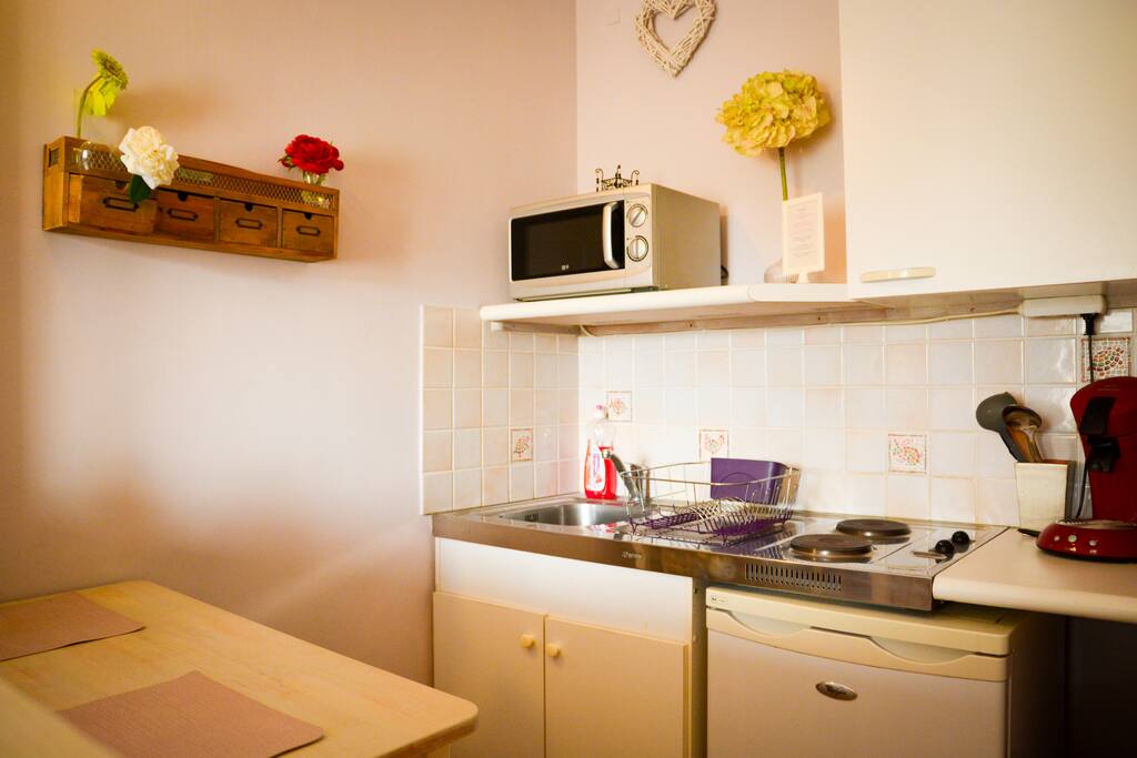 Un espace kitchenette avec tout le nécessaire.