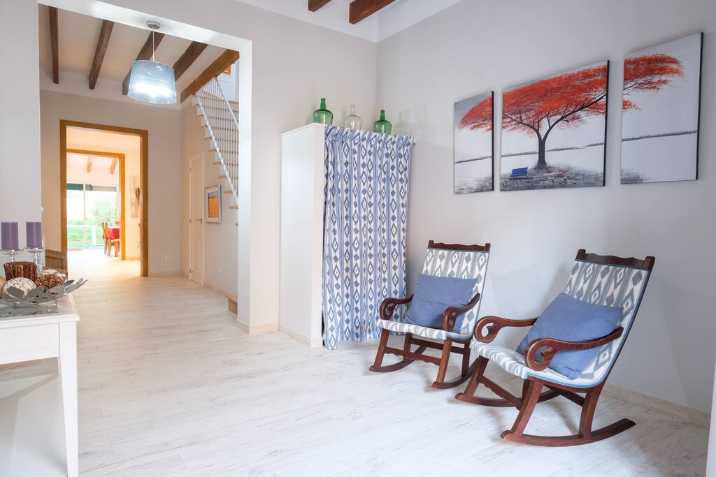 Entry hall (2/4)