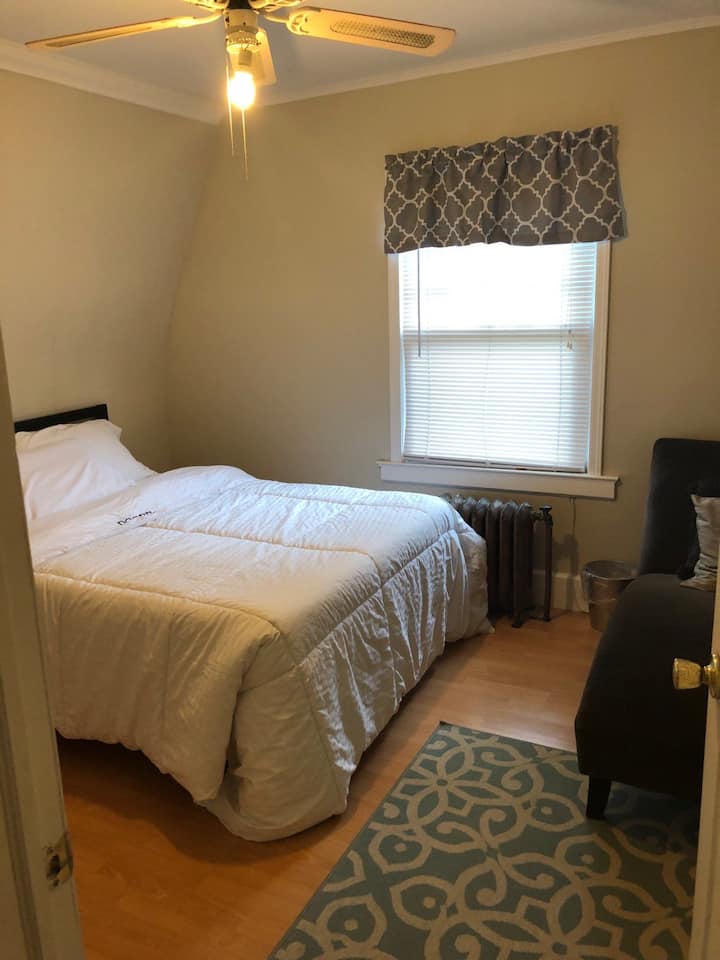 Spálňa č.1 s plnou posteľou. 