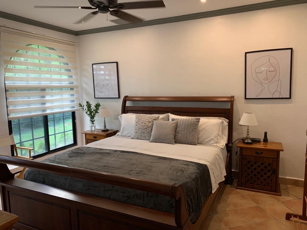 #1 - Hlavná spálňa  s krásnym výhľadom do záhrady !  Šatník, kúpeľňa (sprcha s bezpečnostnými zábradliami), má inteligentný televízor.
Z tejto izby je polovičná izba s dvoma oddelenými posteľami.  Pekné okná s výhľadom do záhrady.