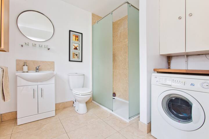 A beautiful cottage in the heart of Dublin! gallery image 5