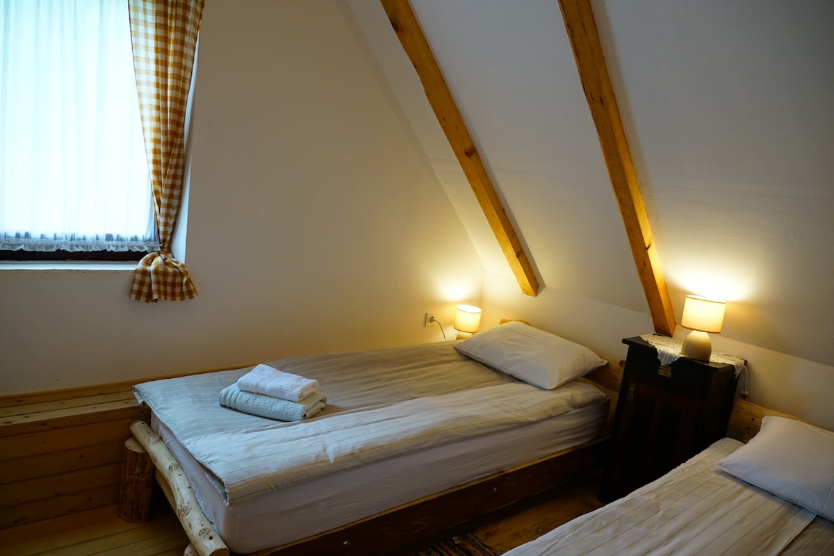 мала спална соба со 2 кревета 80x200