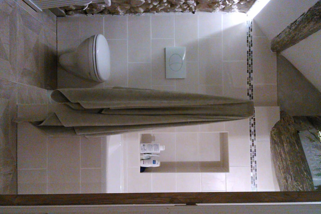 salle de bain avec baignoire