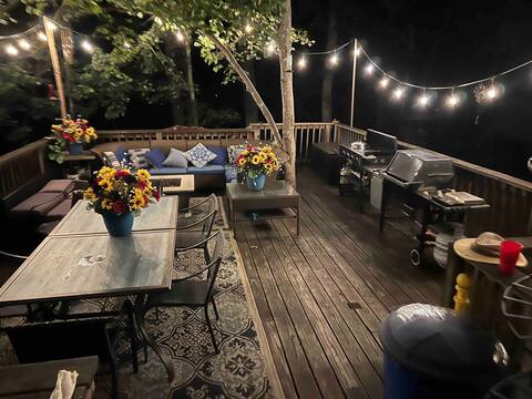 Riverfront / Pets / Sunroom / large deck /Firepits