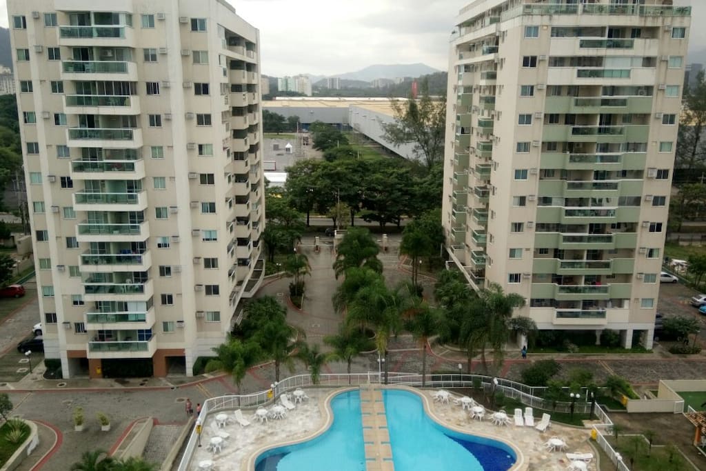 O Riocentro está atrás desses dois prédios / Riocentro is behind the two buildings / Riocentro est derrière ces deux bâtiments