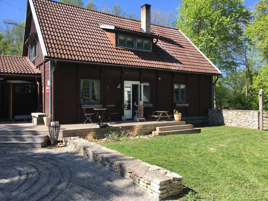 Huset sett från framsidan.
Gästutrymmet ligger till vänster i envåningsdelen t.v.