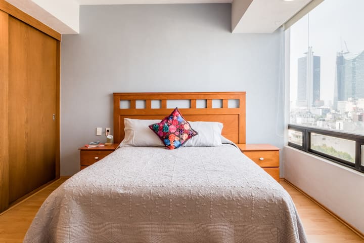 Mira la ciudad desde las alturas en un departamento panorámico en la Roma gallery image 5