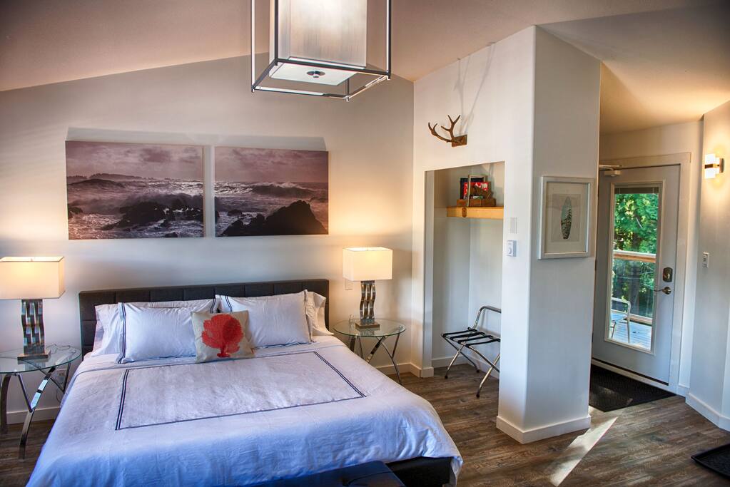 Beautiful King Size Bed & Vaulted Ceilings