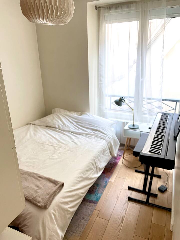 Pequeña habitación de 8 m2 con sofá cama muy cómoda de 140 cm 