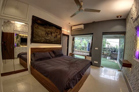 1 bhk with Balcony /kitchen Netflix / 100 mbps wif