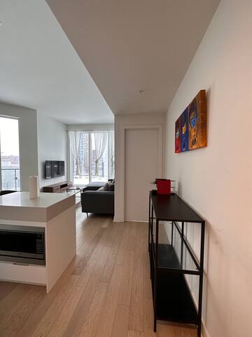 Wonderful unit next Bell Center gallery image 4