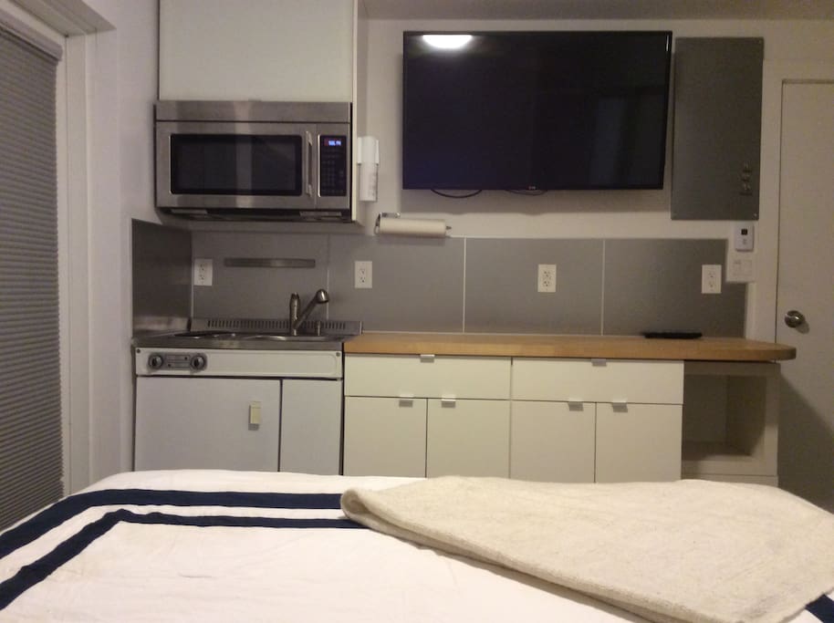 Stove top/mini fridge/microwave