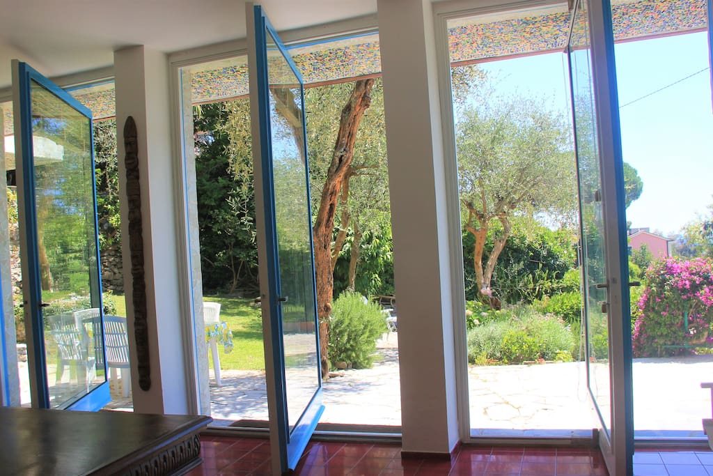 indoors/outdoors