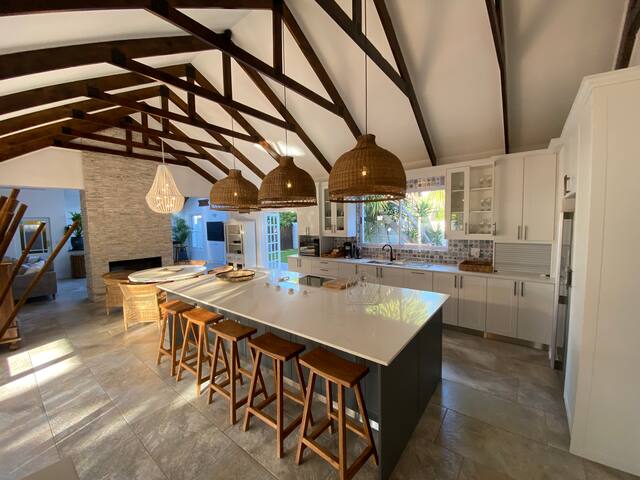 The Only ONE @ Batten Bend / swimming pool/back up gallery image 5