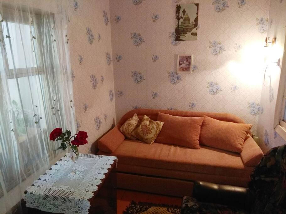 Первая маленькая комната с 2 хспальным диваном