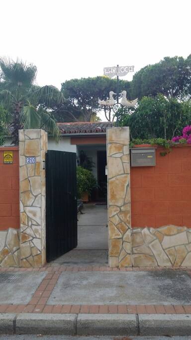 Puerta común del apartamento con otra casa