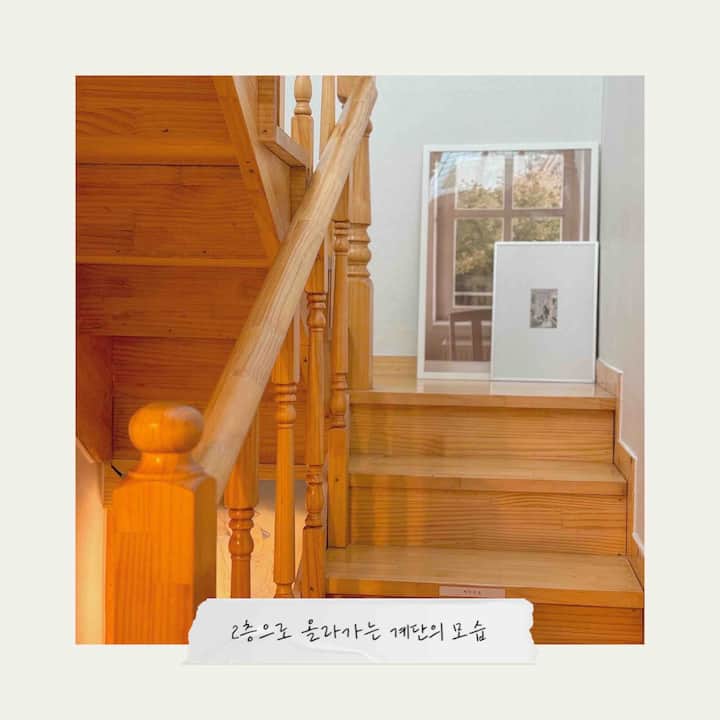 2층으로 올라가는 계단의 모습입니다
