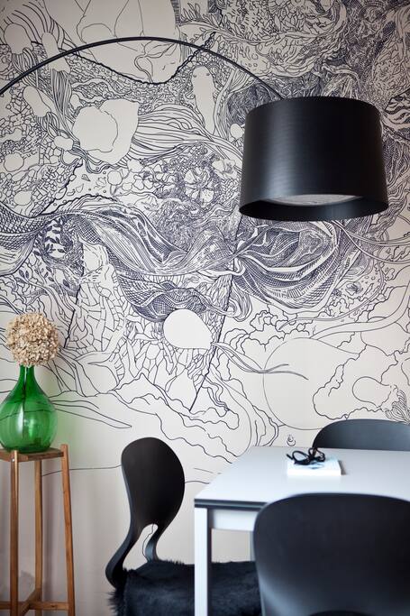 La sala da pranzo è accogliente, e sulla parete potrete ammirare uno dei pezzi unici del progetto Scribblitti, dell'artista Hu-Be