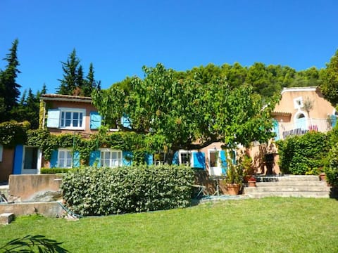 Provencal bastide with pool facing Mt Ventoux