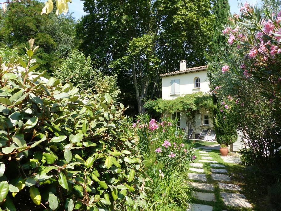 Arrivée par le jardin