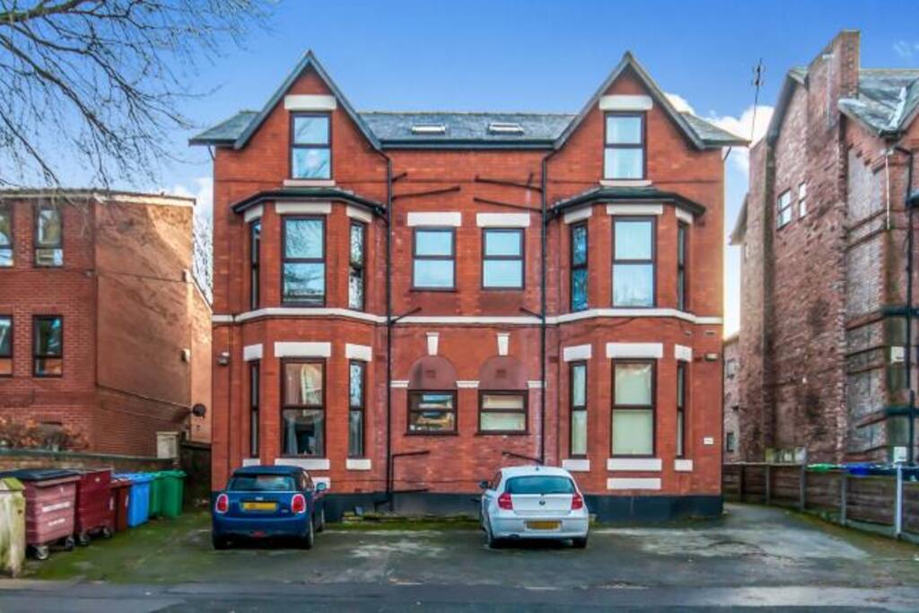 The flat is on the top floor with the garden view - no noise from the street!