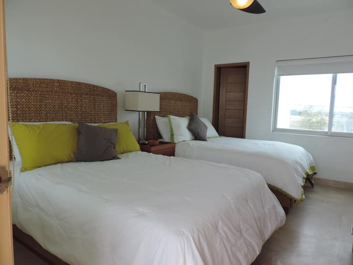 chambre avec lits doubles et salle de bain