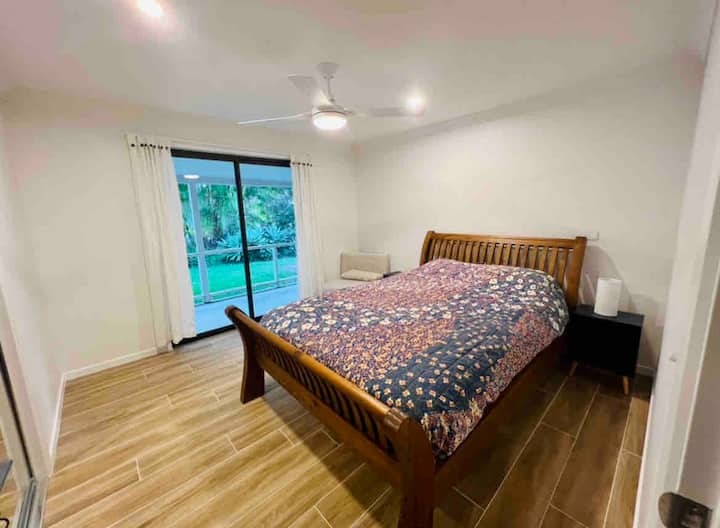 Spálňa 2 so vstavanou skriňou a priamym prístupom na dvor