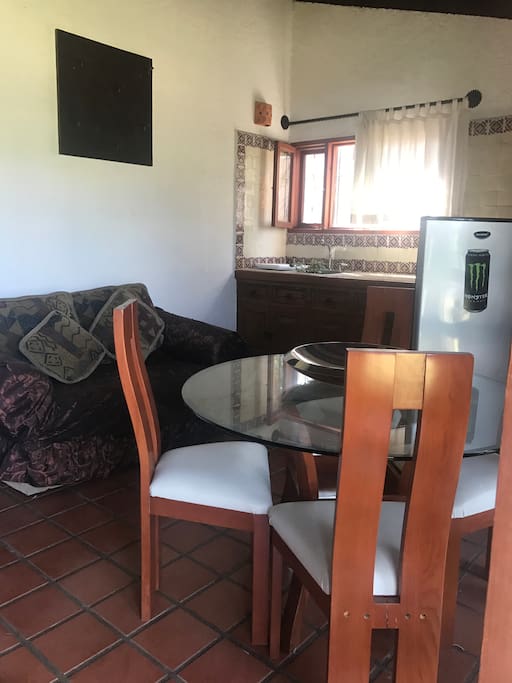 ESTANCIA CON COCINA, SALA, COMEDOR Y REFRIGERADOR