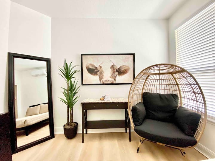 Upscale Private Suite Near La Cantera & Six Flags - San Antonio, TX