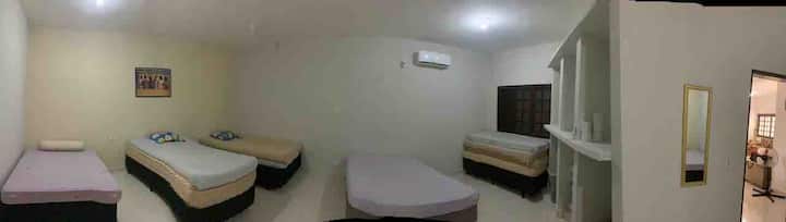 Izba 2
Giant! 4 manželské postele a 1 jednolôžko, klimatizácia a šatník.