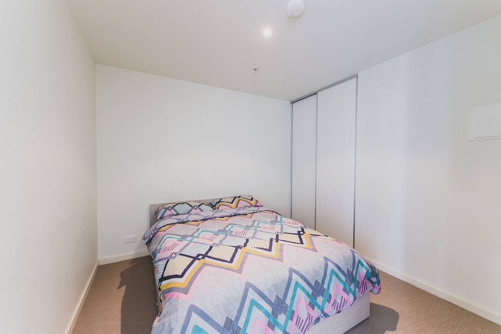 Double bed, single in the other