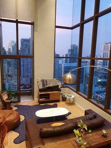 Designer HUGE 2 BR Duplex, Steps to BTS,EMQUARTIER gallery image 5
