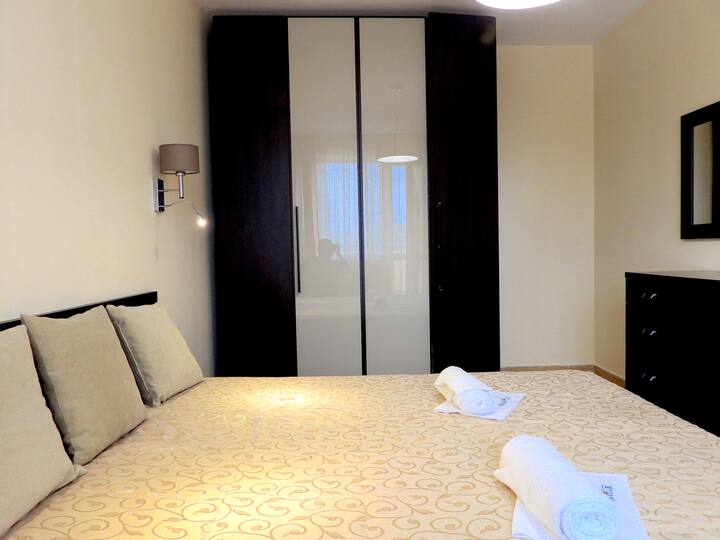 APARTELLO.com - Golden Beach, Sunny Beach - BED ROOM WITH TV SET / SYPIALNIA Z TV