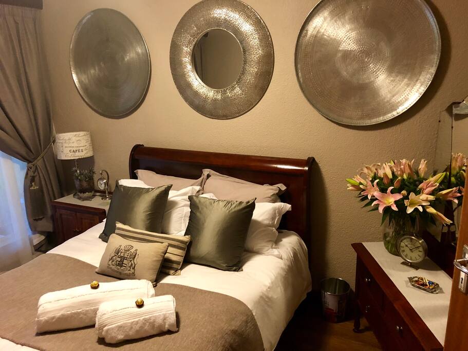 Queen bed bedroom