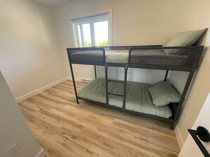 Dormitorio 3 de la planta baja con litera y armario.