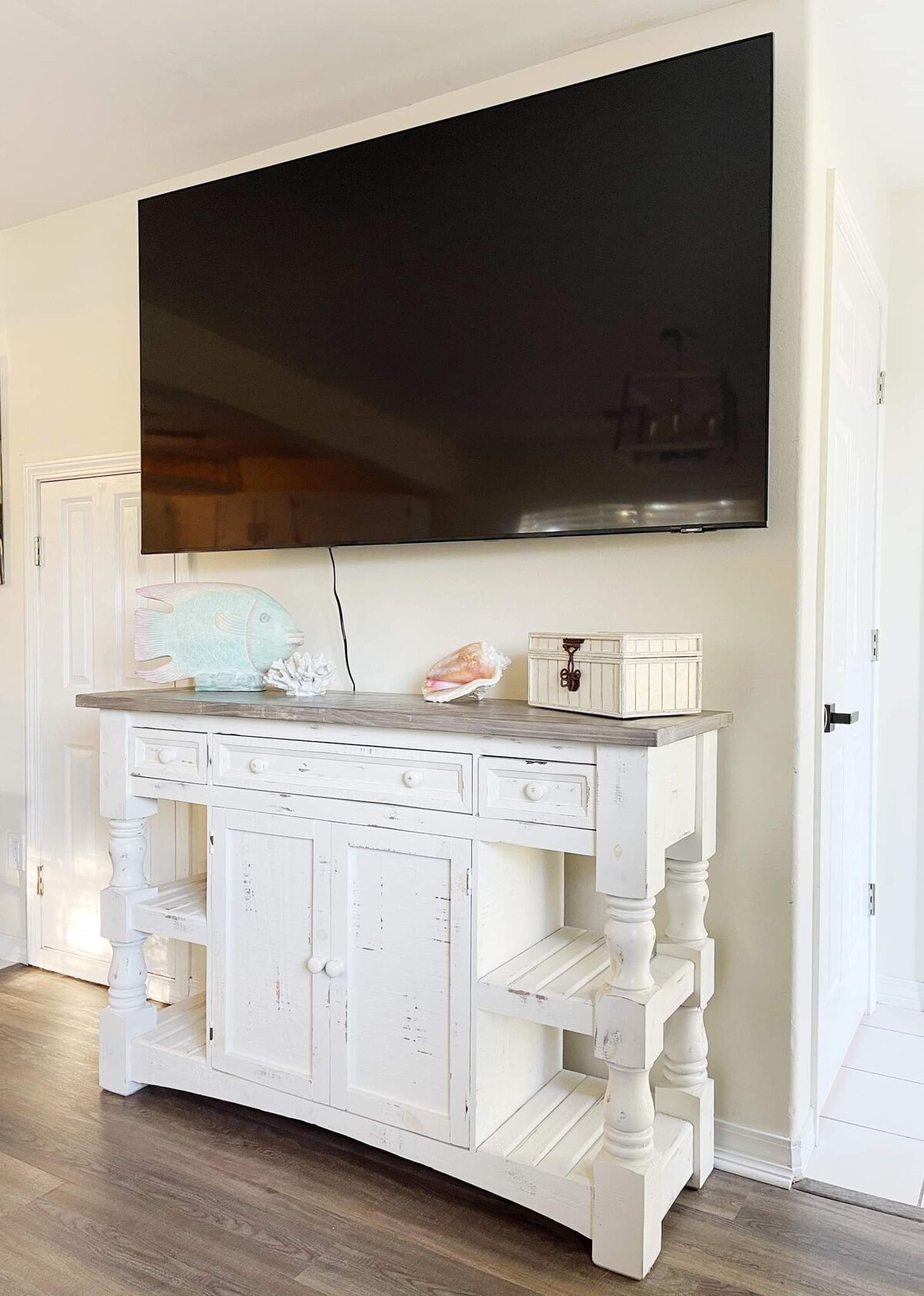 客厅配备三星智能75英寸电视，配备免费YouTube高级和高速无线网络