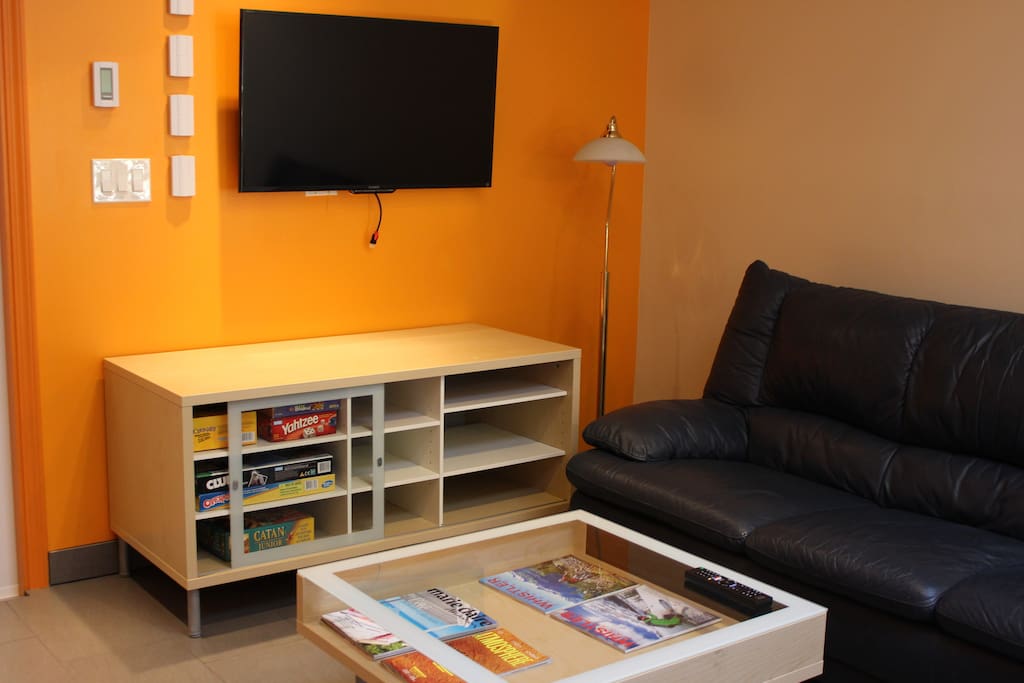 Common area with smart TV and boardgames