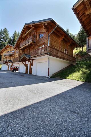 Large newly built chalet in a quiet area with indoor car park