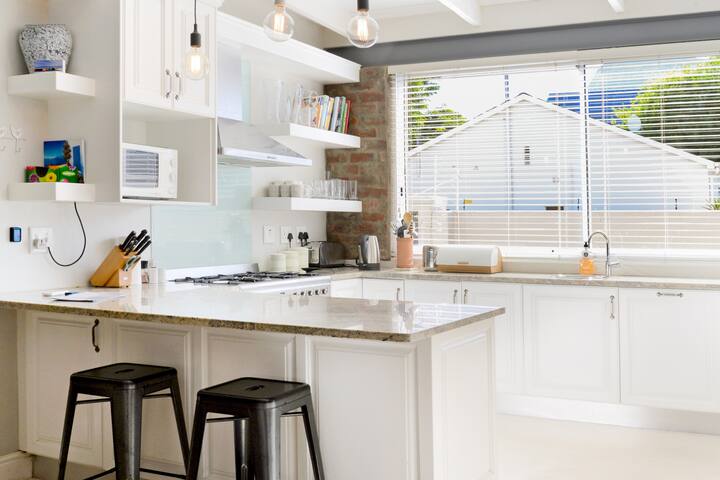 Mountain View Bungalow with Pool – no loadshedding gallery image 3