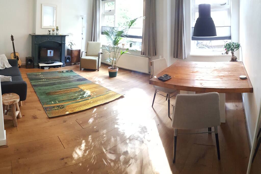 De lichte en ruime woonkamer