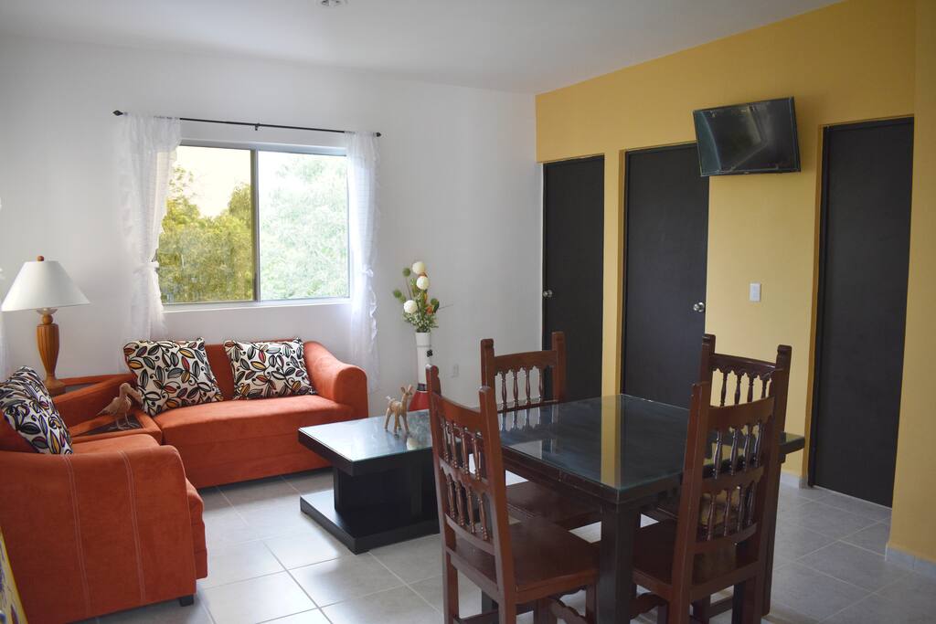 La sala también cuenta con a/c y podrás recibir a tus visitas o disfrutar un rico café para platicar.