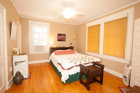 Quaint apt 4 blks south of LSU