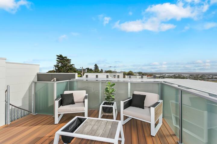 LUXURY LIVING ONLY 200M FROM BEACH & TOWN CENTRE!! gallery image 5