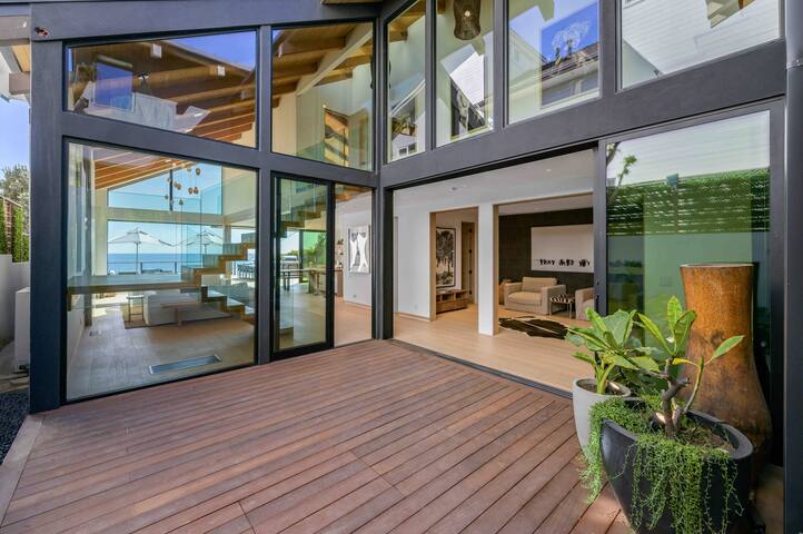 Malibu stunning villa on the water! On Malibu Rd. gallery image 5