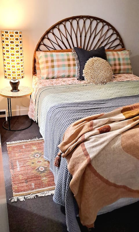 Top Airbnb: Seddon Eclectic Modern Apartment in Footscray